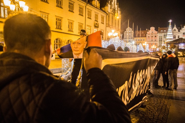 Wrocław: w rocznicę wprowadzenia stanu wojennego spalili zdjęcie europosła. „To test dla obecnych władz” [ZDJĘCIA], Magda Pasiewicz